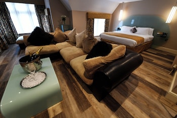 Suite, 1 King Bed, Smoking
