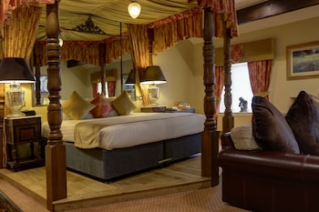 Suite, 1 King Bed, Smoking (Four Poster Bed)