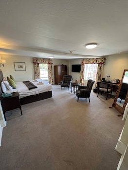Comfort Double Room (Low ceiling height; Bath only)