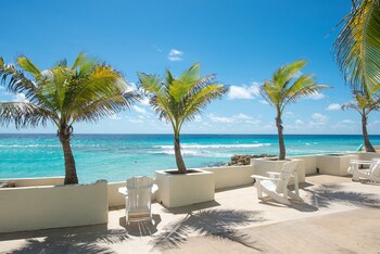 Superior Ocean Front Studio