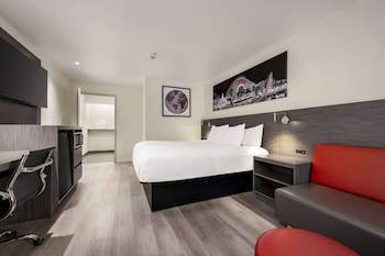 Room, 1 King Bed, Accessible, Non Smoking (Roll-In Shower)