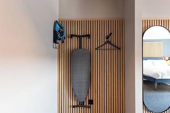 Club Room (PARKING, GYM & POOL ACCESS)