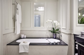 Deluxe Room, 1 King Bed