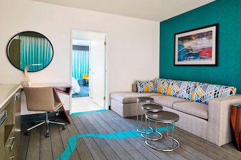 Executive Suite, 1 King Bed with Sofa bed, Balcony, Mountain View