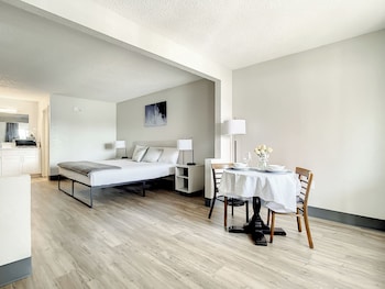 Deluxe Single Room, Pool View