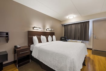 Deluxe Room, 1 King Bed, Accessible (Smoke Free)