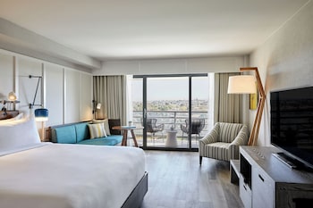 Room, 1 King Bed, Balcony, Golf View (Hearing Accessible)