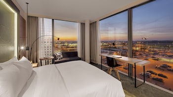 Executive Room, 1 King Bed (Runway)