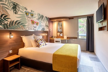 Standard Room, 1 Queen Bed, Non Smoking, Garden View