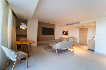 Superior Suite, 1 King Bed, City View