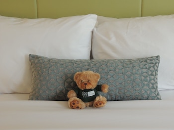 Room, 1 Queen Bed, Roll-in Shower (with Roll-in Shower)