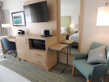 Room, 1 Queen Bed, Roll-in Shower (with Roll-in Shower)