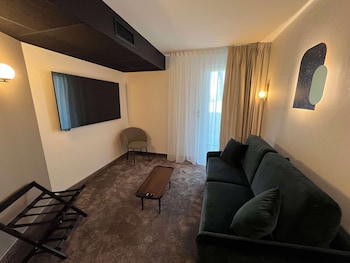 Suite, 1 King Bed, Non Smoking