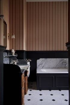 L'ABBAYE - Prestige Suite, 1 King Bed, Estate View, First Floor