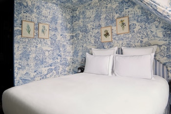 LES HARAS - Tiny Room, 1 Queen Bed, Attic Room