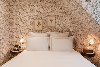 LES HARAS - Tiny Room, 1 Queen Bed, Attic Room