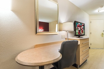 Standard Room, 1 King Bed (Roll-In Shower, Smoke Free)