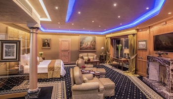 Suite, 1 King Bed, Park and Pool View (Park Suite, Spa/Club Lounge Access)