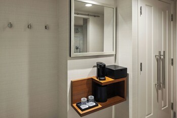 Room, 1 King Bed, River View (Mobility/Hearing Access, Transf Shwr)