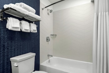 Room, 2 Queen Beds, Accessible Bathtub