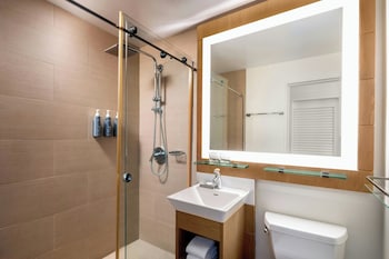 Surfrider Oceanfront, 2 Queen, Newly Renovated
