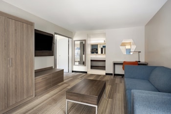Suite, 1 King Bed, Pool View