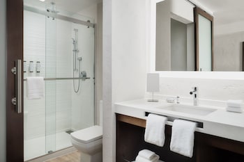 Room, 2 Queen Beds, Hearing Accessible (Roll-in Shower)