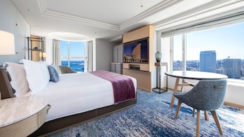Suite, 1 Bedroom (Panoramic View, 1 King)