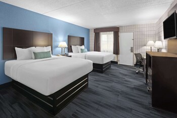 Room, 2 Queen Beds, Non Smoking, Poolside