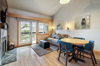Deluxe Condo, 1 Bedroom (Loft - King, Queen)