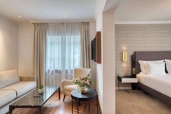 Junior Suite, 1 King Bed, Mountain View (Signature Junior Suite)