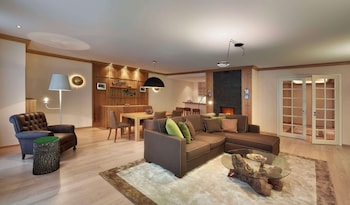 Signature Suite, 1 King Bed, Mountain View (Signature Suite)