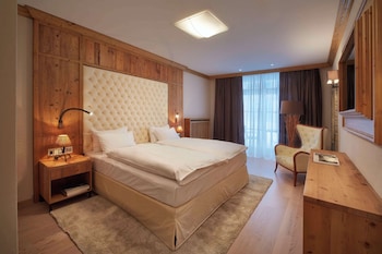 Signature Suite, 1 King Bed, Mountain View (Signature Suite)