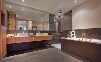 Signature Suite, 1 King Bed, Mountain View (Signature Suite)