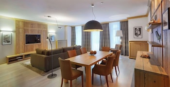 Signature Suite, 1 King Bed, Mountain View (Signature Suite)