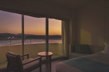 Classic Room, 2 Twin Beds, Club Lounge Access, Beach View (Top Floor)