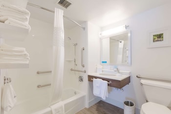 2 Queen Beds with Accessible Tub - ADA