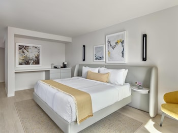 Room, 1 King Bed, Mobility Accessible, Microwave