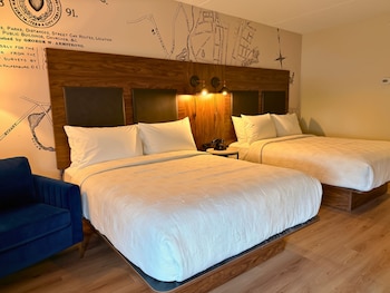 Deluxe Room, 2 Queen Beds, Roll-in Shower