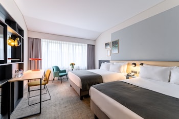 Standard Room, 2 Double Beds (Mid Floor)