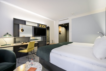 Standard Room, 1 King Bed (Mid Floor)