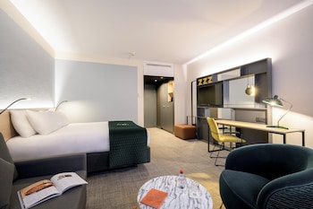 Standard Room, 1 Queen Bed (Mid Floor)