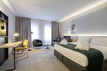 Standard Room, 1 Queen Bed (Mid Floor)