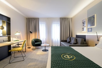 Standard Room, 1 Queen Bed (Mid Floor)