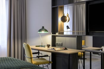 Standard Room, 2 Double Beds (Mid Floor)