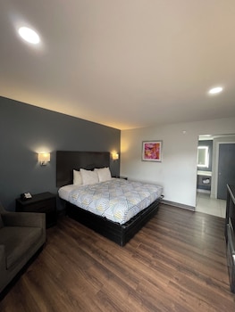Standard Room, 1 King Bed, Non Smoking, Refrigerator & Microwave