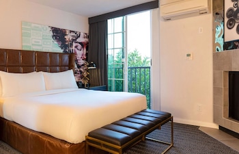Deluxe Queen Suite