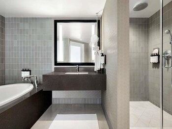 Suite, 1 King Bed (Beverly Boulevard View)