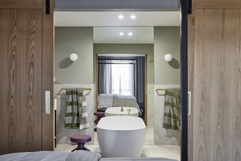 Luxury King Suite