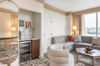Suite, 1 King Bed with Sofa bed (Plaza Suite)